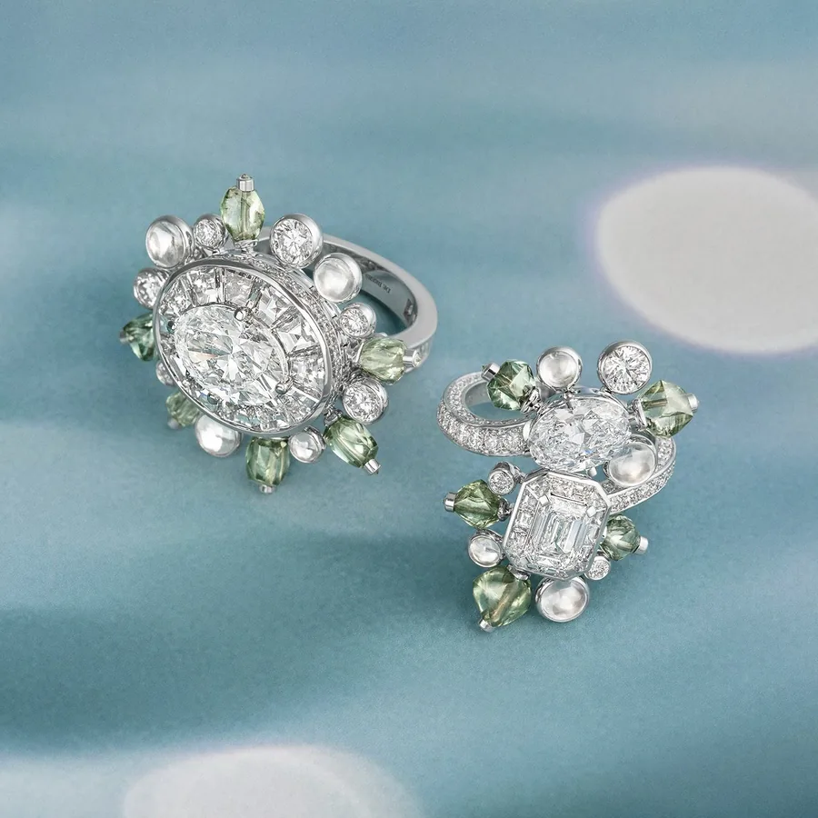 Dos anillos Undulation de De Beers London con diamantes verdes en bruto y diamantes en talla cabujón