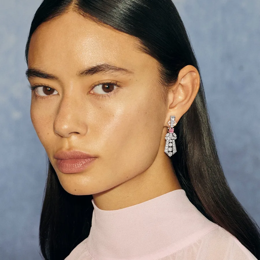 Modelo con un pendiente Shimmer de la colección Vibrations de De Beers London