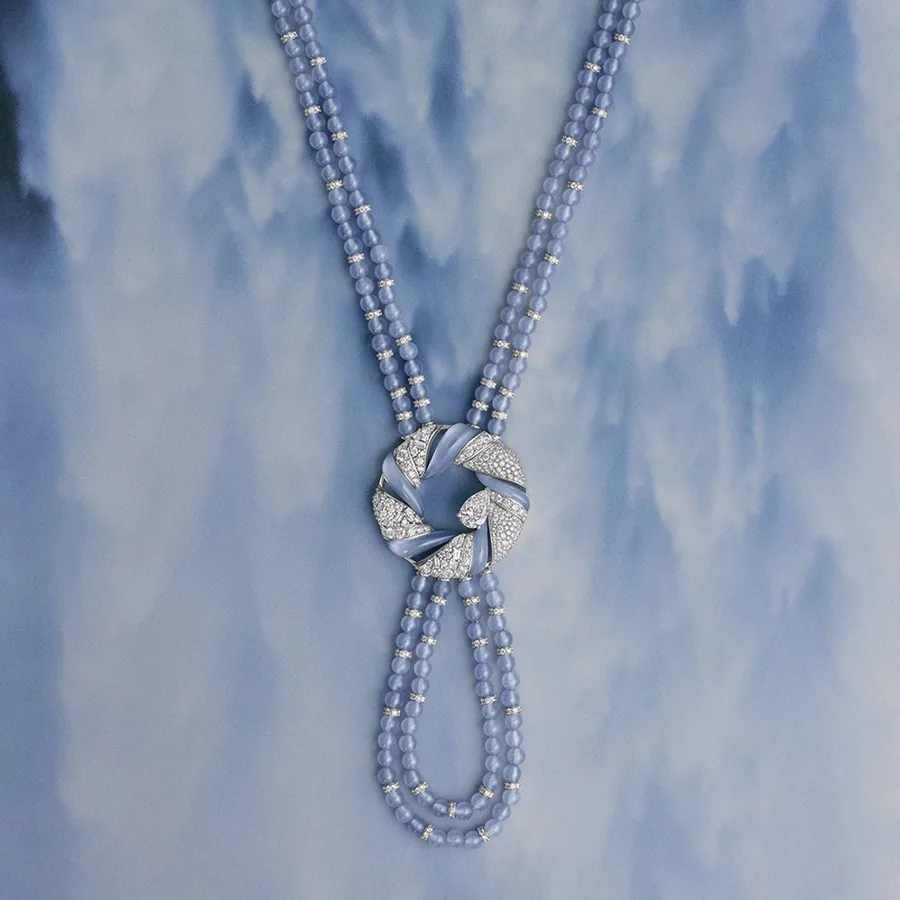 De Beers London Vibrations: sautoir Cascade de cuentas de calcedonia azul suave con un nudo de diamantes