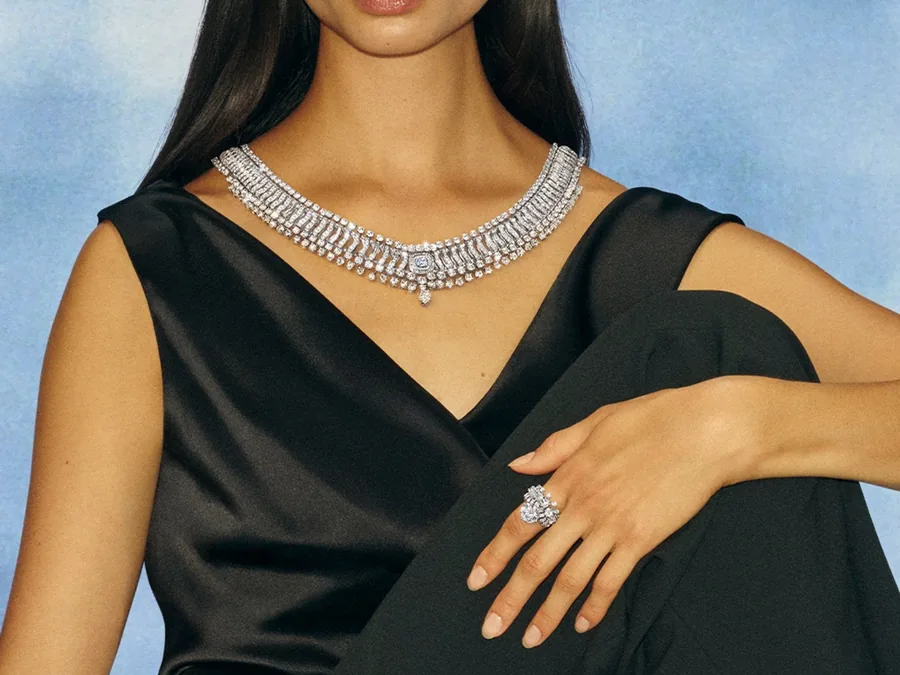 Modelo con un collar y un anillo de diamantes del conjunto Echo de la colección Vibrations de De Beers London