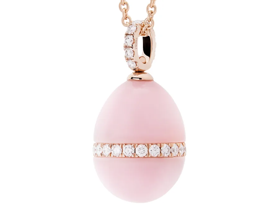 Colgante huevo Forever de Fabergé en ópalo rosa y oro rosa con un cinturón de diamantes