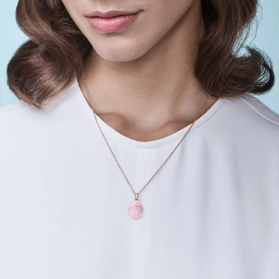 Modelo con el colgante huevo Forever de Fabergé en ópalo rosa