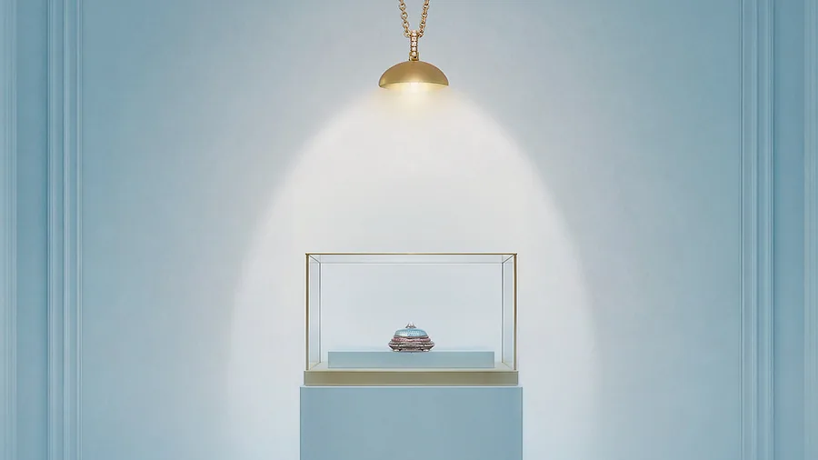 Fabergé The Art of Wonder: una creación en una vitrina iluminada, la imagen de la exposición de Londres