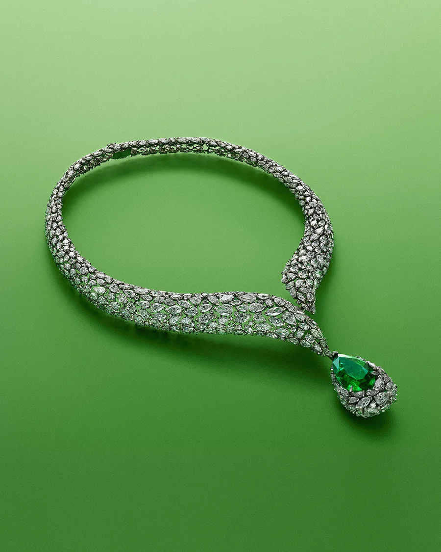 Collar Delta Sacré de Messika, de Terres de Contrastes, con más de 600 diamantes y una esmeralda en forma de pera de 12,81 quilates