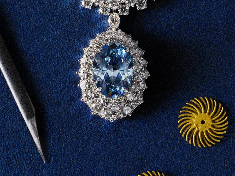 Collar Okavango Blue de Messika con el diamante azul de 20,46 quilates de Botsuana junto a herramientas de joyero