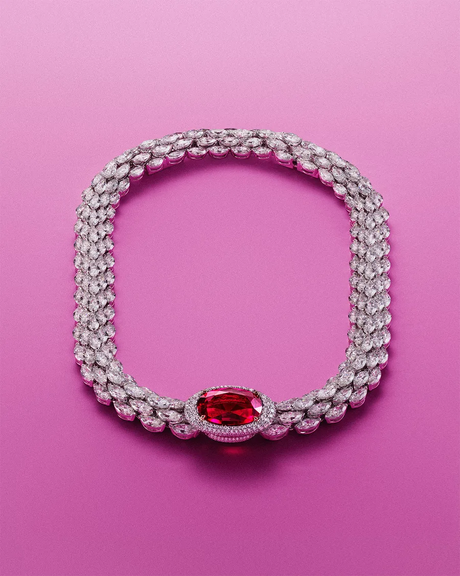 Collar Python Rubellite de Messika con cinco hileras de diamantes marquesa y una rubelita de 13,54 quilates
